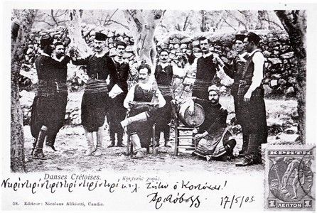 Κρήτη, Αρχένες, 1903. Ο Ιωάννης Βαρδάκης ή Κοντόχας, ξακουστός λυράρης των Αρχανών. “Ντίρι ντίρι το ποτήρι. Ζήτω ο Κοντόχας” γράφει η καρτ ποστάλ.