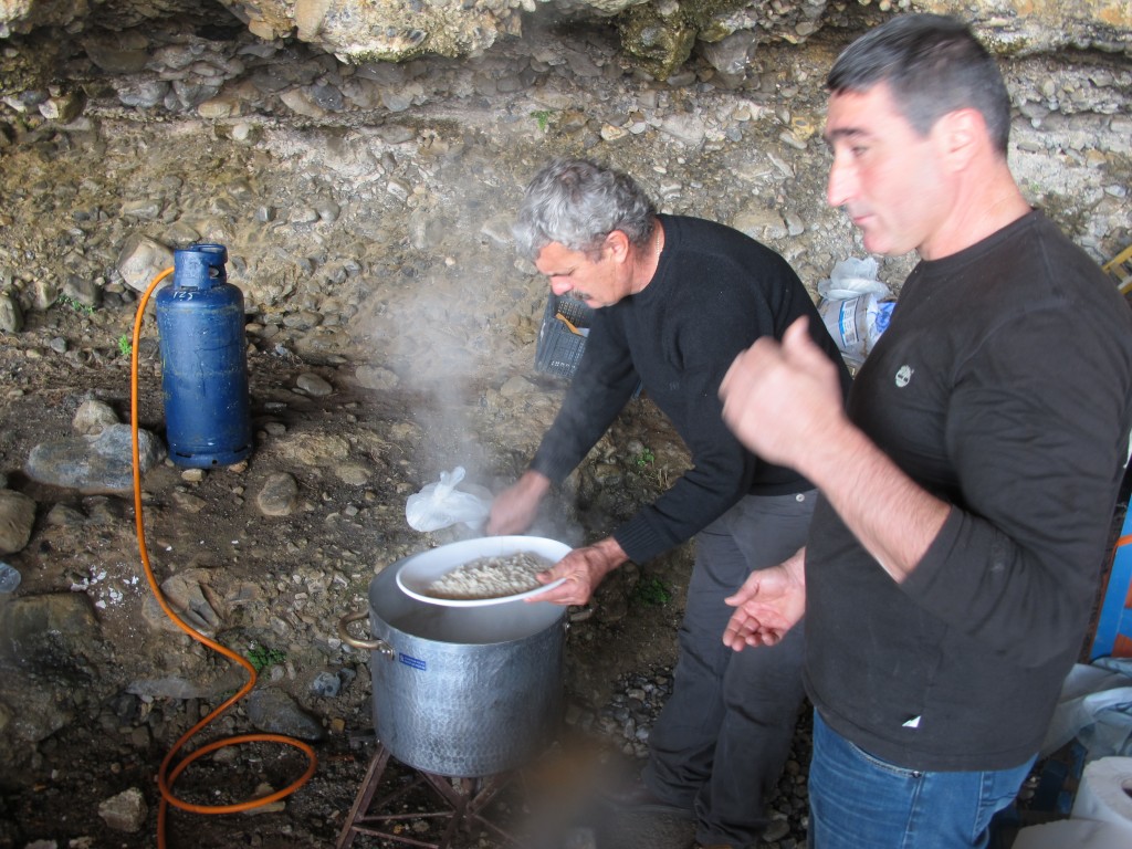 Το πιλάφι ετοιμασθηκε. Μετά τη δοκιμή αρχισε η διανομή.