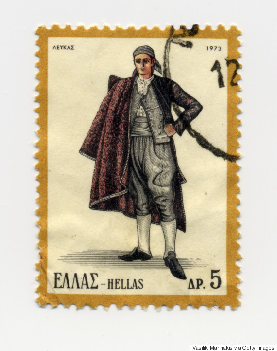 Αντρική Λευκαδίτικη φορεσιά (1973). Αποτελείτο από άσπρο κεντητό πουκάμισο και γιλέκο συνήθως σε γαλάζιο βελούδο μπροστά και σε βυσσινί, κόκκινο ή παγωνί μετάξι πίσω. Η τσόχινη ή διμιτένια βράκα, οι κεντητές κάλτσες, το ζωνάρι και το φέσι με τη μαύρη φούντα συμπλήρωναν την ενδυμασία.