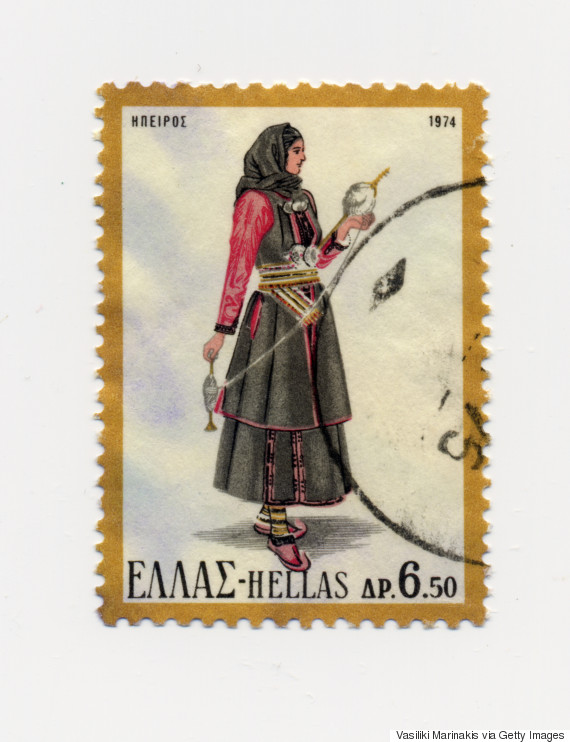 Γυναικεία φορεσιά Ηπείρου (1974). Αντικατοπτρίζει τα αυστηρά ήθη και τις παραδόσεις της κλειστής κοινωνίας των Ηπειρωτών. Αποτελείται από το σιγκούνι, το πουκάμισο, τη φούστα, τη ποδιά και το μαντήλι. Πιο αναλυτικά, το πουκάμισο, το οποίο είναι και το βασικό ένδυμα κάθε γυναικείας φορεσιάς, είναι κλειστό με κατακόρυφο άνοιγμα ως το λαιμό. Το πουκάμισο καθώς και η φούστα είναι συνήθως στον ίδιο χρωματισμό και από το ίδιο ύφασμα κατασκευασμένο. Το σιγκούνι ή φλοκάτα είναι αμάνικο πανωφόρι κατασκευασμένο από μαύρο χοντρό ύφασμα και στολισμένο με κορδέλες και κεντήματα από γαϊτάνι. Στη μέση δένουν τη μαύρη ποδιά, η οποία είναι έντονα διακοσμημένη στο κάτω μέρος της. Στο κεφάλι δένουν το μαύρο μαντήλι που στολίζεται από δαντέλα σε διάφορους χρωματισμούς. Ως συμπλήρωμα της φορεσιάς φορούν στη μέση το ασημοζούναρο, ασημένια πόρπη με ζώνη και στο στήθος τα φλουριά. Στα πόδια φορούν κάλτσες και μαύρα παπούτσια.