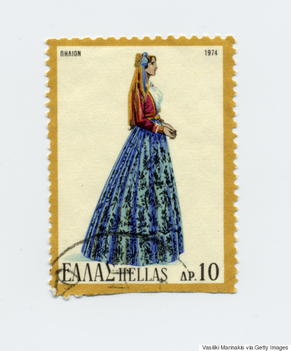 Γυναικεία Πηλιορείτικη φορεσιά (1974). Αποτελείται από το φουστάνι με τον «κορμά» και το κοντογούνι (ένα είδος ζακέτας βελούδινης συνήθως, σπανιότερα γινόταν και από μετάξι με κοντό όρθιο γιακά), που είχε φυσικά μακριά μανίκια και ήταν φοδραρισμένο με σατέν. Μπροστά στο στήθος ήταν ανοιχτό, σε τρόπο που να φαίνεται ο κορμάς του φουστανιού ή η κεντημένη τραχηλιά. Συνήθως ήταν μπλε, γκρενά ή μαύρο. Κύριο χαρακτηριστικό του κοντογονιού ήταν η πλούσια αρματωσιά του, που ήταν συνδεδεμένη με πολλά και ποικίλα κεντίδια, με δαντέλες, με σιρίτια και κορδονέτα που σκέπαζαν τα μανίκια και τις παρυφές του. Η φορεσιά ολοκληρωνόταν με μαύρες κάλτσες και παπούτσια (γουβάκια που ήταν από μαύρο πετσί, σκέτα, με χαμηλό τακούνι, ανοιχτά και χωρίς κορδόνια), το φέσι, το καλαμκερί ή καλεμκερί (ένα είδος τσεμπεριού αραχνοΰφαντο και σε καφετί συνήθως χρωματισμό), τη ζώστρα (ενάμιση μέτρο και φαρδιά, κατά κανόνα μεταξωτή και χωρίς κρόσσια με διάφορα χτυπητά χρώματα) και κοσμήματα.