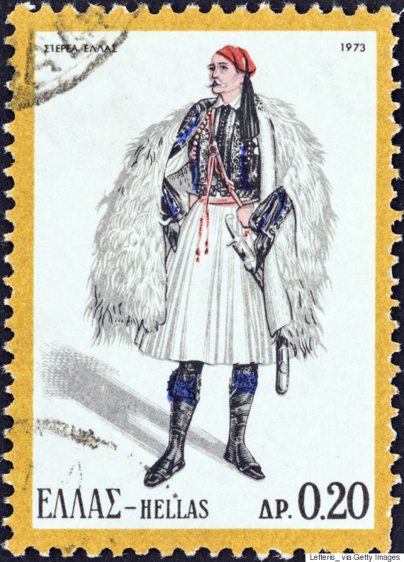 Αντρική φορεσιά της Στερεάς Ελλάδας (1973). Το πιο γνωστό ένδυμα, η φουστανέλα, που τη φορούσαν κυρίως οι αρματολοί και οι κλέφτες, τη καθιέρωσε ο πρώτος βασιλιάς της Ελλάδας Όθωνας ως αυλικό ένδυμα. Από τότε φορέθηκε σχεδόν από όλους τους Έλληνες. Η σύνθεση της περιλαμβάνει το μπουντούρι και λευκές πλεκτές ψηλές κάλτσες. Οι κάλτσες τεντώνουν με τις γονατούρες, ενώ με τις κάλτσες φορούσαν τσαρούχια με φούντα. Τέλος στο κεφάλι φορούσαν το μπαρέζι η το φέσι.