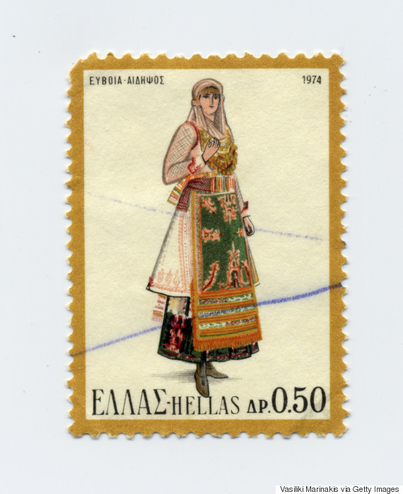 Γυναικεία φορεσιά της Αιδηψού (1974). Η φορεσιά αποτελείται από το πκάμσο, το ζιπούνι, την τσούκνα, το σεγκούνι, την τραχηλιά, το ζουνάρι, την ποδιά, τα καλτσά και τα ποδετά. Ως κοσμήματα συναντάμε το ασημογιόρντανο, τον καρφητσωτήρα, το θηλυκωτάρι και την αρμάθα.