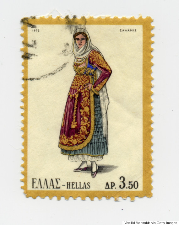 Γυναικεία φορεσιά Σαλαμίνας (1973). Η Σαλαμίνα ακολούθησε την εξέλιξη της μεγαρίτικης φορεσιάς. Η παλιά τους φορεσιά ήταν με κεντημένα πουκάμισα και με μάλλινα σεγκούνια, όπως σε Αθήνα και Τανάγρα. Κρατήθηκε μόνον ο παλιός στολισμός του κεφαλιού. Το πουκάμισο, χασεδένιο ή βαμβακερό με μανίκια, τελειώνει στον ποδόγυρο με μια φαρδιά δαντέλα συνήθως πλεχτή. Απαραίτητα είναι τα 2-3 κολλαριστά μισοφόρια για να πάρει όγκο η φούστα. Στο στήθος μια λεπτή τραχηλιά κλείνει ντο άνοιγμα του πουκαμίσου.