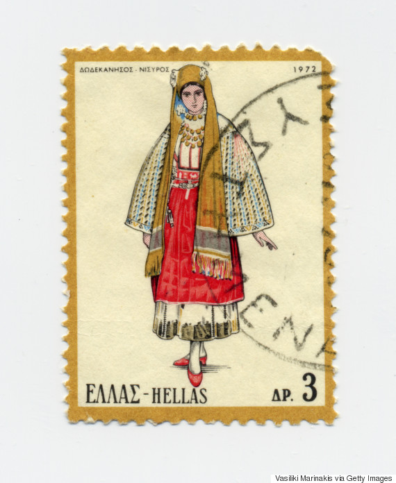 Γυναικεία φορεσιά Νισύρου (1972). Η Nισύρικη στολή έρχεται απευθείας από τα χρόνια του Βυζαντίου και θυμίζει ένδυμα της Θεοδώρας. Το κόκκινο υπάρχει επειδή στην αρχαιότητα η Νίσυρος ονομαζόταν «Πορφυρίς», όνομα παρμένο από τα κοχύλια, τις πορφύρες. Με αυτά έβαφαν κόκκινους τους αυτοκρατορικούς χιτώνες από την ομηρική ακόμη περίοδο.