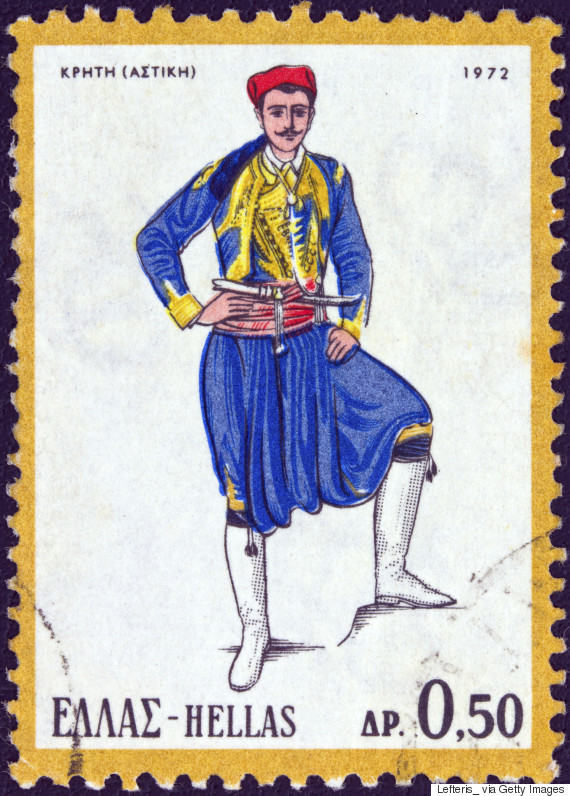 Αστική, αντρική φορεσιά της Κρήτης (1972). Οι άνδρες φορούν βράκα με σαλβάρια, τον επενδυτή, γελέκο, μεϊντάνι, ζώνη, καρτσόνια και καπότο, καθώς και ασημένιο μαχαίρι στη μέση, βουργίδι και κρατούν κατσούνα.