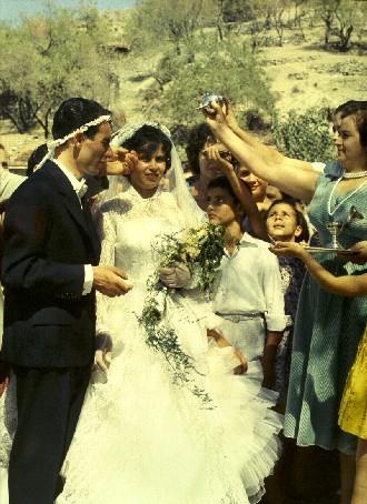 Ραντίζοντας το ζευγάρι, μετά την τέλεση του γάμου τους. ΛΕΒΕΝΤΕΙΟ ΜΟΥΣΕΙΟ
