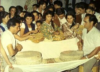 Φτιάχνοντας ρέσι. Πρόκειται για παραδοσιακό έδεσμα από σιτάρι ψημένο σε ζωμό κρέατος. ΛΕΒΕΝΤΕΙΟ ΜΟΥΣΕΙΟ