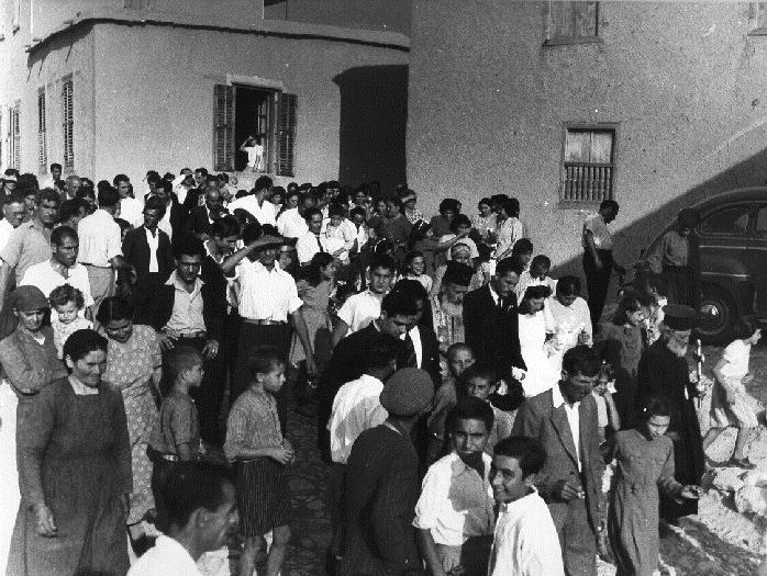 Μεταφέροντας τη νύφη στην Εκκλησία, συνοδεία ολόκληρου του χωριού. Η φωτογραφία τραβήχτηκε το 1950 στην Πάφο. ΛΕΒΕΝΤΕΙΟ ΜΟΥΣΕΙΟ