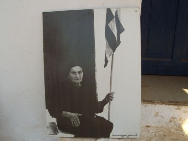 Η Ρω βρίσκεται τρία μίλια βόρεια του Καστελόριζου και δύο μίλια περίπου δυτικά της Μικράς Ασίας. Στο λιμανάκι του νησιού υπάρχει η εκκλησία του Αη Γιώργη και στο νησί υπάρχουν ακόμα τα δύο μικρά σπιτάκια που έμενε η Κυρά της Ρω.
