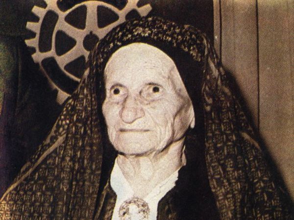 Η Δέσποινα επικοινωνούσε με το Καστελόριζο μέσω των ψαράδων που πήγαιναν συχνά στη βραχονησίδα. Οι κάτοικοι του Καστελόριζου την αποκαλούσαν Η Κόρη της Ρω.