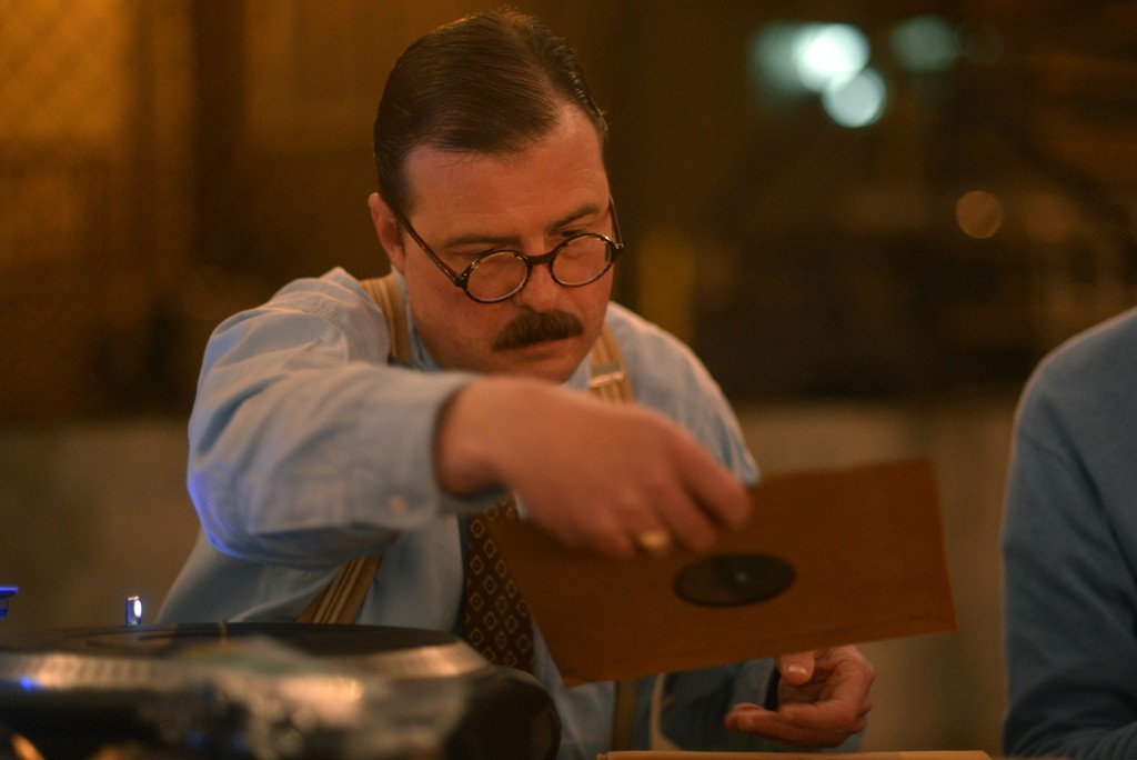 Chris playing 78s - Ο Chris παίζοντας 78άρια